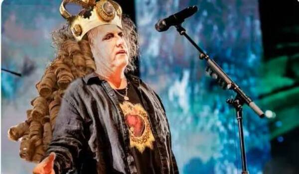 ¡Llueven memes de The Cure en la Basílica de Caacupé!