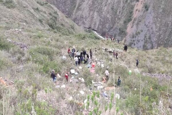 Al menos 20 muertos en Perú tras precipitarse un autobús por un desnivel de 300 metros