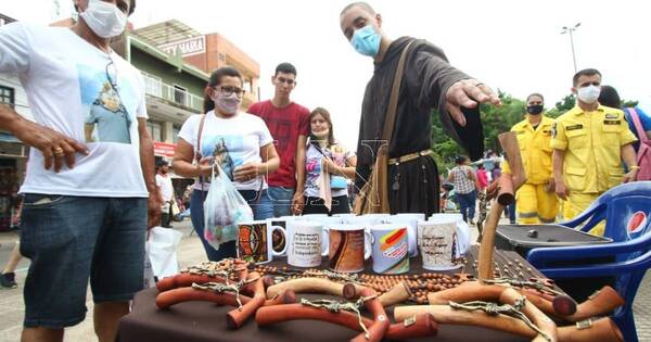 La Nación / Piden que vendedores ambulantes respeten el espacio de culto y cumplan ordenanza en Caacupé