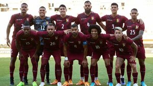 Versus / Venezuela denuncia "secuestro" del avión que traslada a la "vinotinto" en Perú