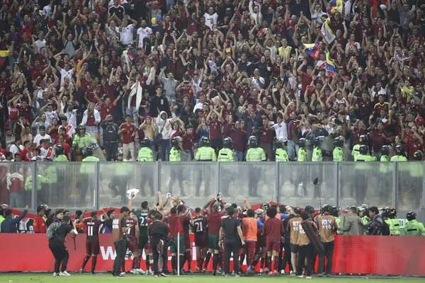 Venezuela denuncia “secuestro” en Perú del avión de su selección de fútbol - Fútbol Internacional - ABC Color