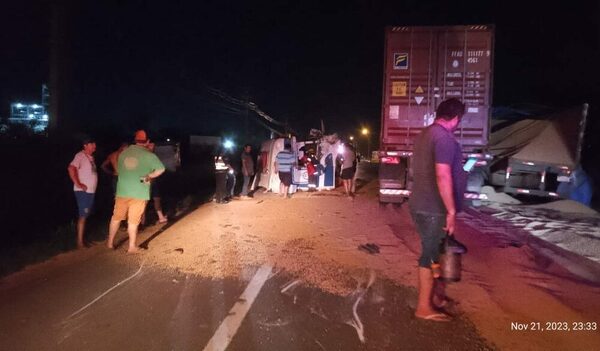 Mujer quedó herida en accidente entre camiones