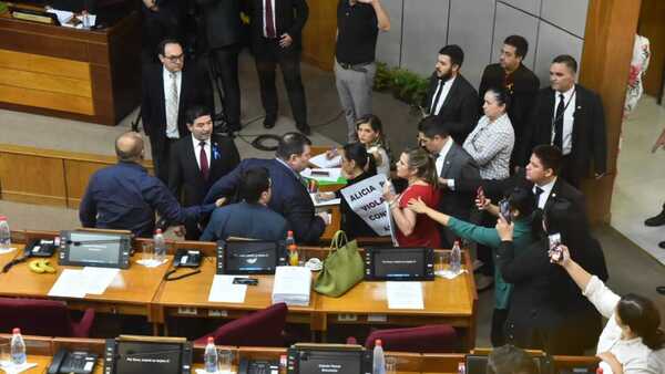 Bachi Núñez agredió a Eduardo Nakayama en pleno juramento de Pucheta