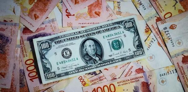 El precio del d贸lar en Argentina avanza tras el triunfo de Javier Milei - Revista PLUS