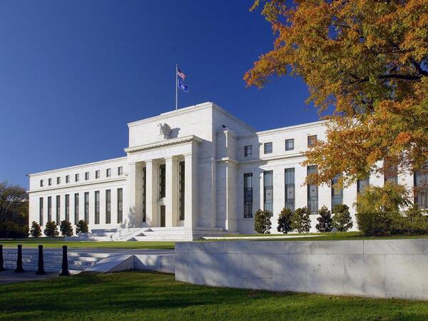 La Fed ve necesario "proceder con cautela" ante sus pr贸ximas decisiones sobre las tasas de inter茅s - Revista PLUS