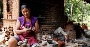 La Nación / La alegría de dar arte a familias paraguayas: artesana se destaca por sus trabajos navideños