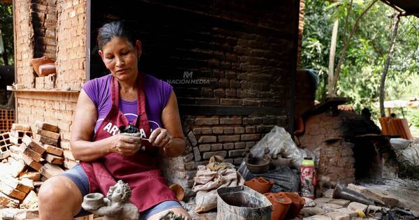 La Nación / La alegría de dar arte a familias paraguayas: artesana se destaca por sus trabajos navideños