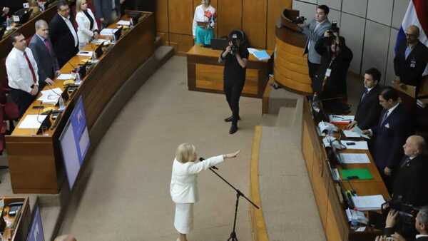 En medio de gritos y abucheos Cartismo logra hacer Jurar a Alicia Pucheta