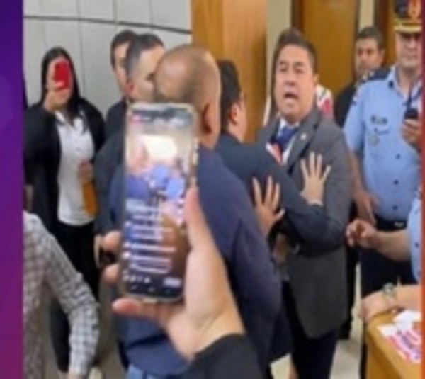 Un violento Bachi Núñez agredió a Eduardo Nakayama en el Congreso - Paraguay.com