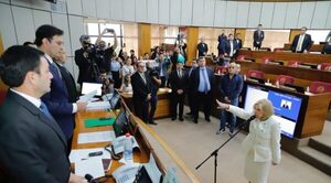 “¡Violación de la Constitución!”: Alicia Pucheta jura en medio de empujones y escrache - Oasis FM 94.3