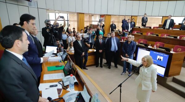 “¡Violación de la Constitución!”: Alicia Pucheta jura en medio de empujones y escrache - Oasis FM 94.3