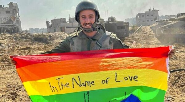 Soldado israelí gay lleva bandera LGBTI con mensaje de "paz y libertad"