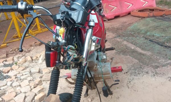 Choque de motos deja dos heridos graves