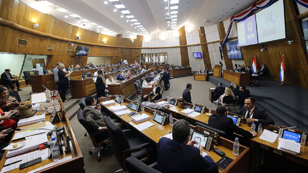 Diputados salvan a tres intendentes colorados, entre ellos al padre de Hernán Rivas