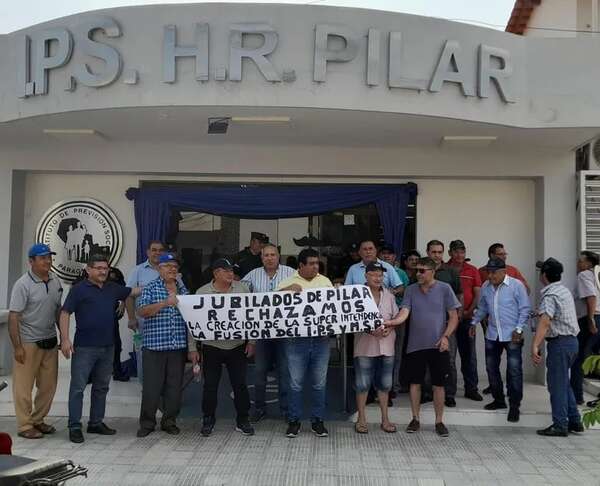 Jubilados se manifestaron contra la creación de la Superintendencia de Pensiones, frente al IPS de Pilar - Nacionales - ABC Color