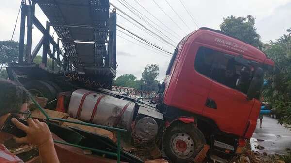 Tractocamión queda atravesado en plena ruta PY 01 en Ñemby - Nacionales - ABC Color