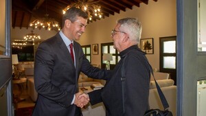 Santiago Peña y Adalberto Martínez hablan de asistencia a los más vulnerables