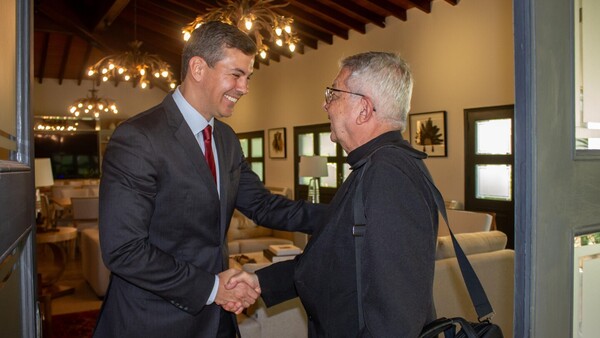 Santiago Peña y Adalberto Martínez hablan de asistencia a los más vulnerables