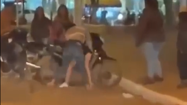 Mujeres se agarran a los puños y patadas en Concepción
