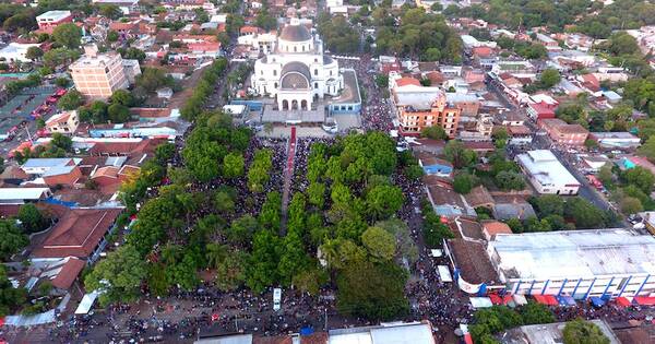 La Nación / Caacupé: piden que los vendedores ambulantes respeten espacio de culto