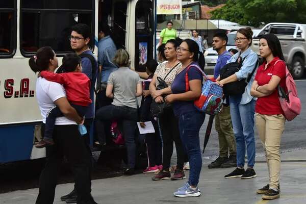 Dan más plata a empresarios del transporte, sin cambiar “legalización” de reguladas - Economía - ABC Color