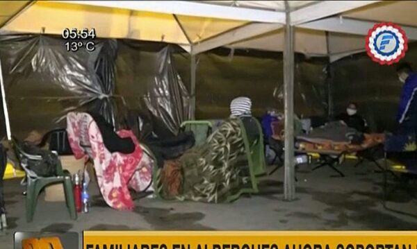 Bajas temperaturas complican a familiares de pacientes con Covid-19 en albergues.