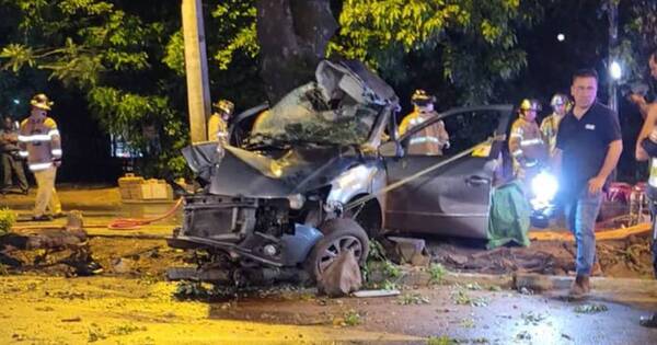 La Nación / Dos fallecidos deja accidente de vehículo que quedó incrustado en un árbol