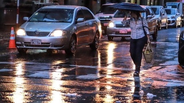Jueves cálido con lluvias y tormentas eléctricas