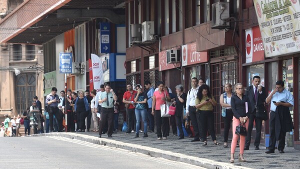 Largas esperas en las paradas de buses y el Viceministro de Transporte no se pronuncia