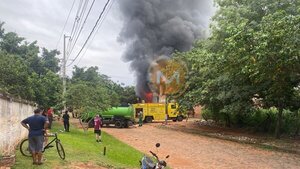 Incendio consume por completo un depósito en San Lorenzo