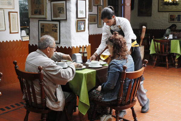 Cinco generaciones después, el restaurante más antiguo de Bogotá cuelga un "se vende" - MarketData