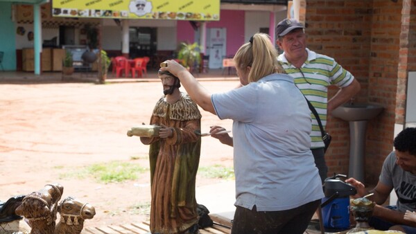 En Areguá restauran las figuras de pesebres desde G. 20 mil