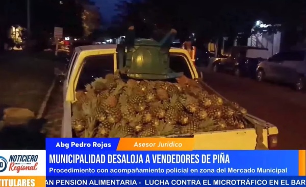 EN NEFASTA ACTUACIÓN MUNICIPAL Y POLICIAL DESALOJAN A VENDEDORES DE PIÑA - La Voz del Norte