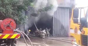 La Nación / Un depósito comercial es devorado por las llamas en San Lorenzo