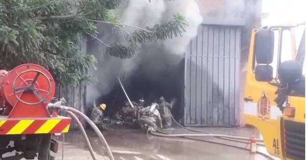 La Nación / Un depósito comercial es devorado por las llamas en San Lorenzo