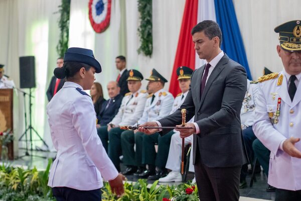Mandatario encabezó ceremonia de egreso en la Academil - .::Agencia IP::.