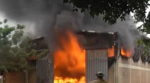 Incendio devasta depósito en San Lorenzo
