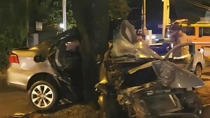 Alta velocidad y giro indebido en U provocan violento choque con 2 fallecidos en Asunción