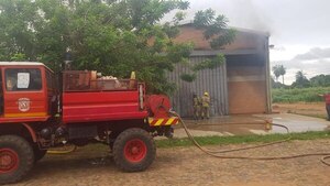 Diario HOY | Incendio de gran magnitud consumió un depósito en San Lorenzo