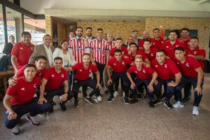 Versus / La selección de fútbol de salón visita al Presidente Santiago Peña