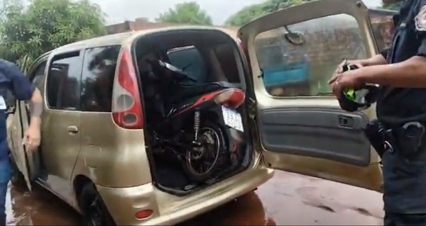 CDE: comisaría sin patrullera traslada motocicleta en vehículo particular