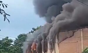 Incendio de gran magnitud en un depósito en San Lorenzo