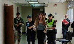Mujer fue sacada a la fuerza de sala de audiencias