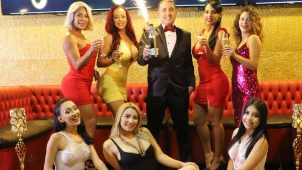 Prepara un evento chururú con modelos por su aniversario
