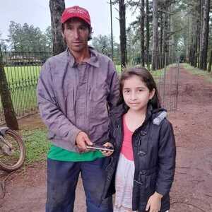 Noble gesto: niña encontró celular y lo devolvió