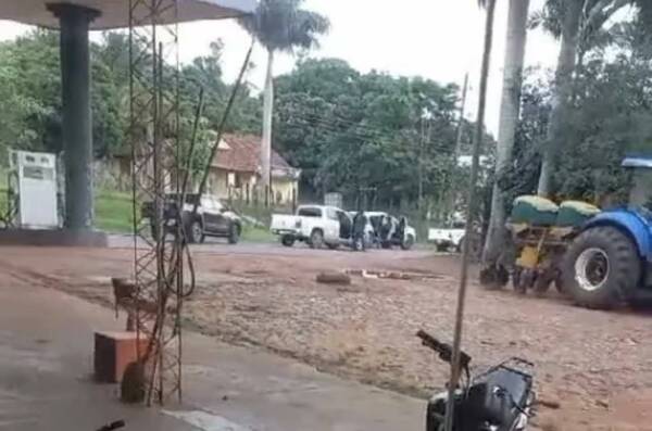 Algo huele mal: armados y encapuchados interceptan patrullera, hacen bajar a alguien y rajan