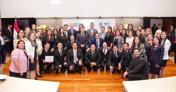 La Nación / Becal otorgó 100 becas en los primeros 100 días del nuevo gobierno