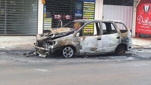 Vehículo se incendió por supuesto corto circuito