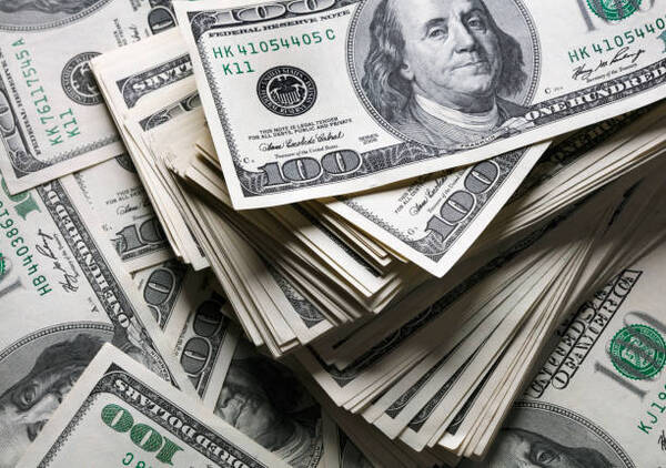 Argentina aumenta los impuestos para acceder al d贸lar estadounidense hasta un 155% - Revista PLUS