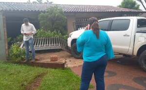 Perdió el control de su camioneta y chocó contra una reja